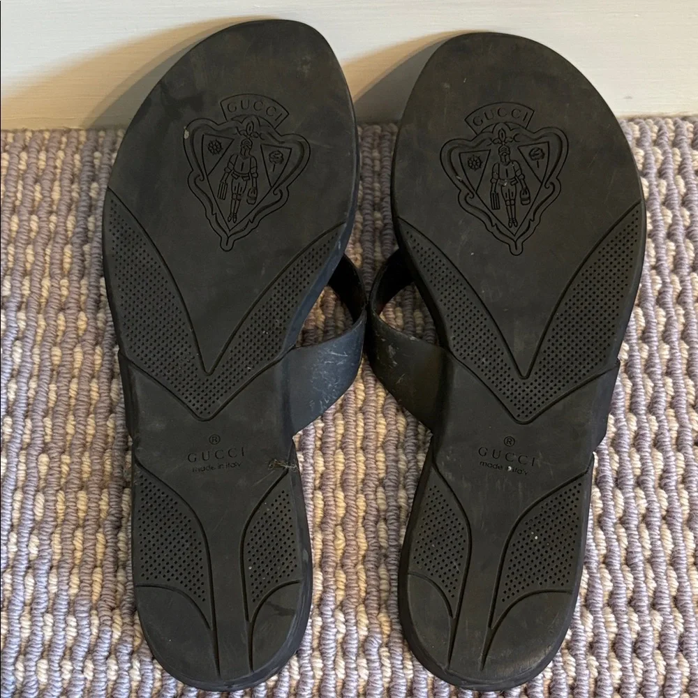 Gucci Black Flip-Flops with Signature Emblem - Picture 2 of 5